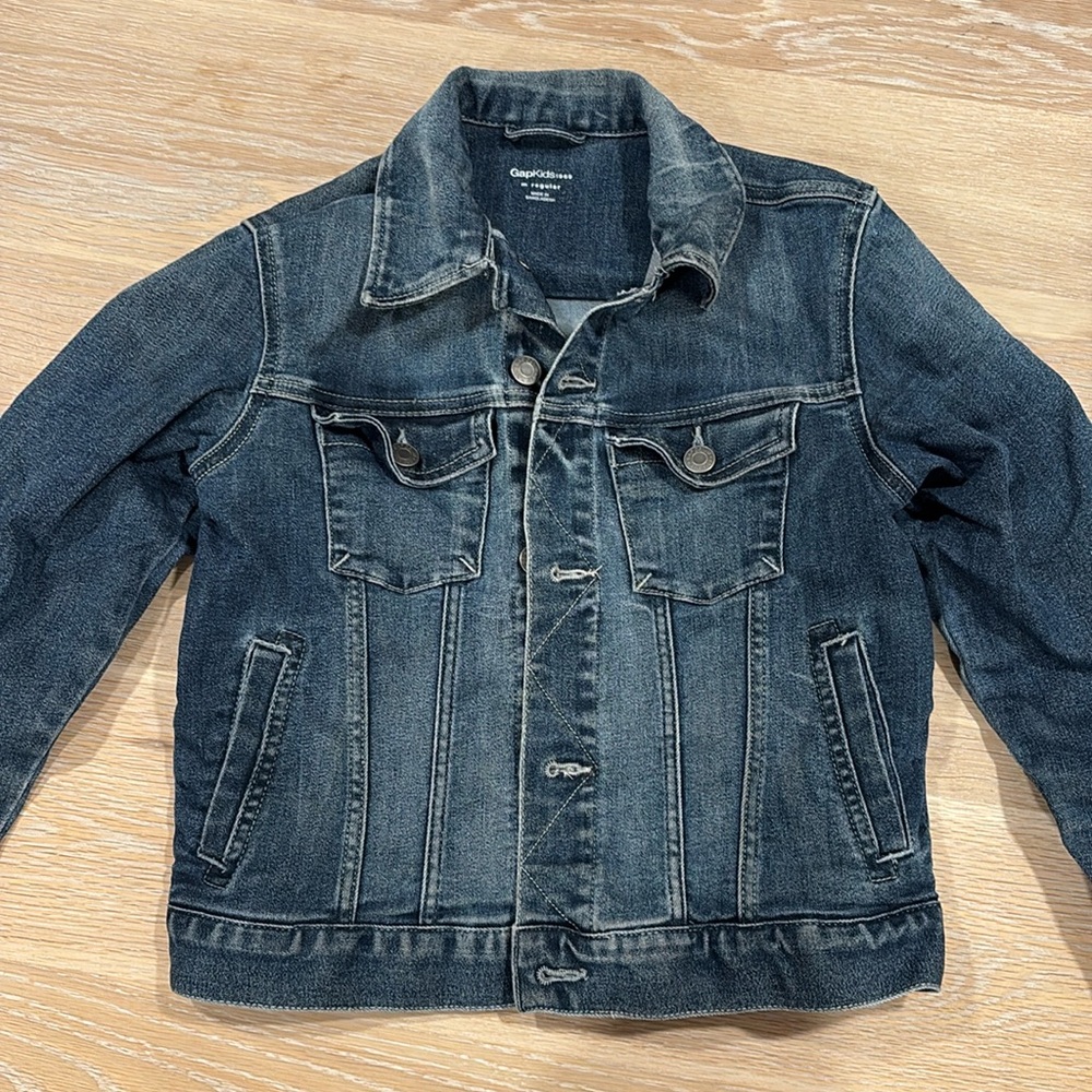 Adorable Gap jean jacket - M